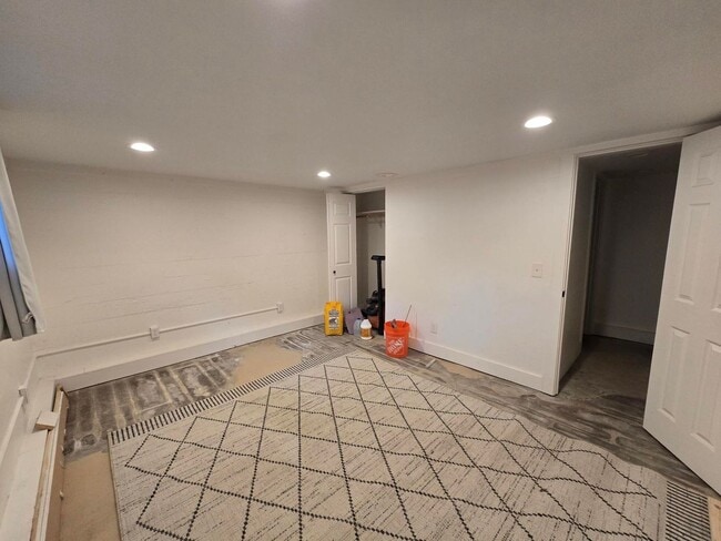 Building Photo - 4 Bedroom, 2 Bathroom House!