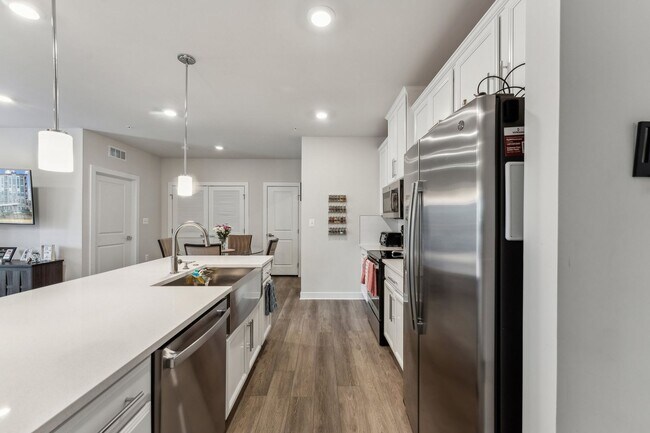 Building Photo - Gorgeous 2bd/2ba modern condo w/balcony located conveniently in MOSAIC AT WOODLAND PARK in Herndon.