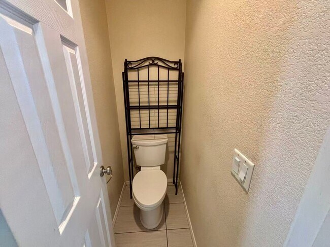 Building Photo - Beautiful 4 bedrooms home in desirable Green Valley