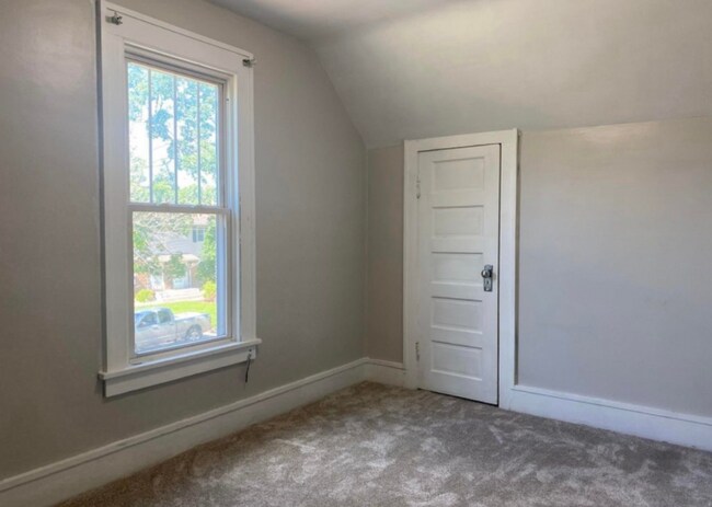 Building Photo - 3 Bedroom House - Rock Island