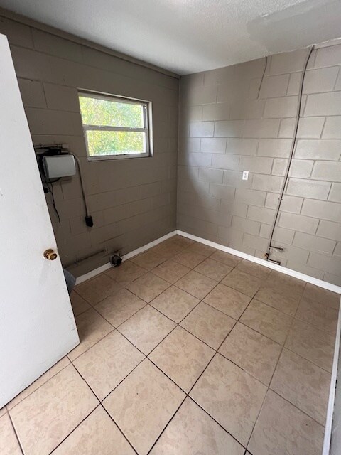 Building Photo - 529 E Foothill Way