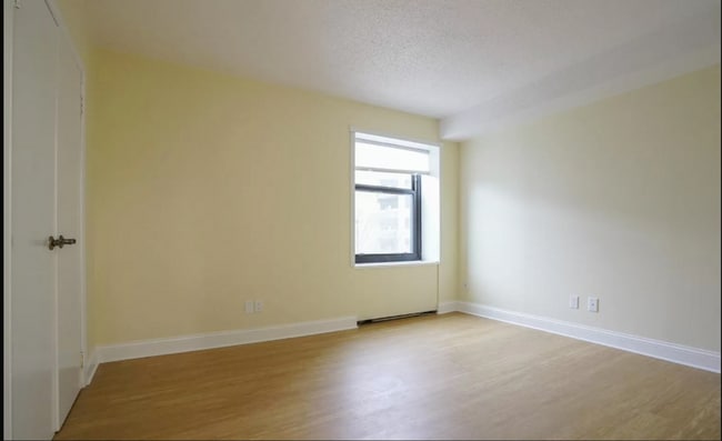 Building Photo - 3 Bedroom, 2 Bathroom Condo in Downtown!