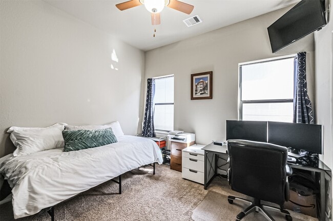 Building Photo - 5840 Darling St