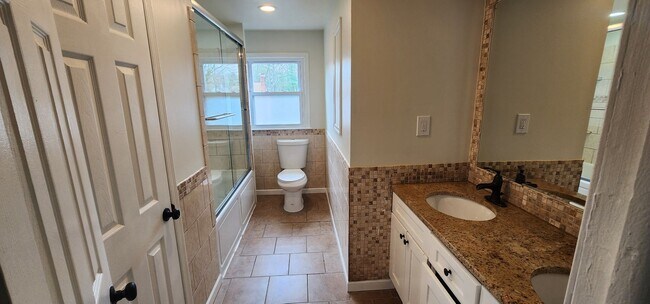 Building Photo - Beautiful and Spacious Wallingsford 4 Bedr...