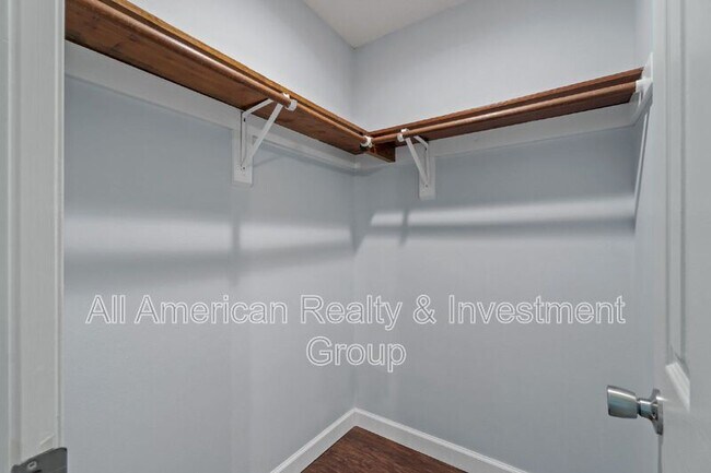 Building Photo - 502 Krest Dr