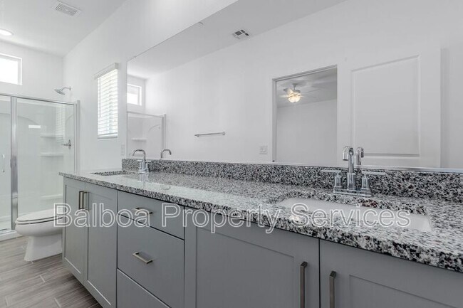 Building Photo - 1318 S 105th Pl