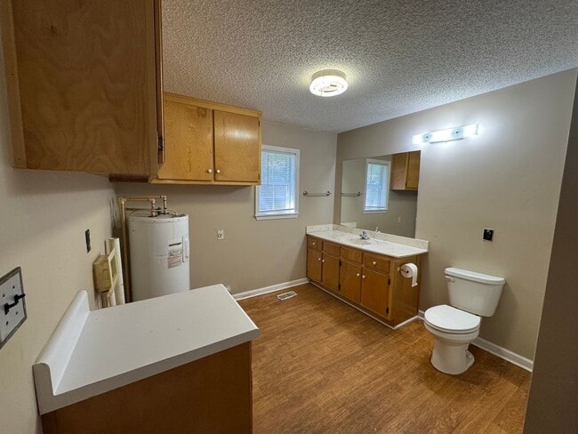 Building Photo - Cozy 3 Bed 1 Bath Home! Available Now! Sch...