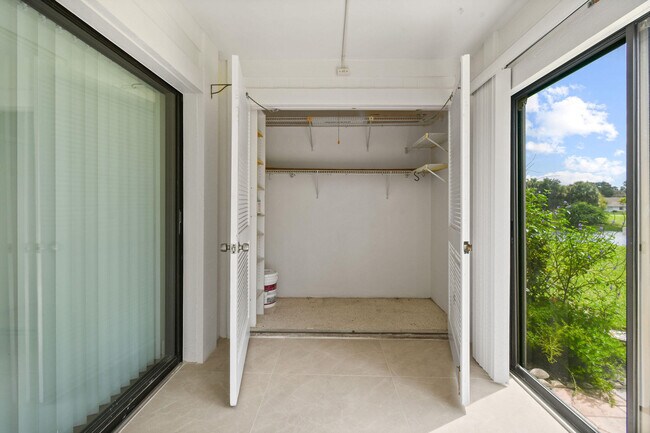 Building Photo - 2233 NW 22nd Ave