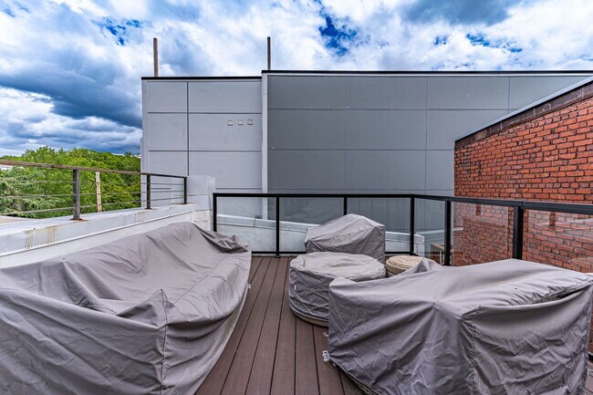 Building Photo - Luxurious Living in NW DC!