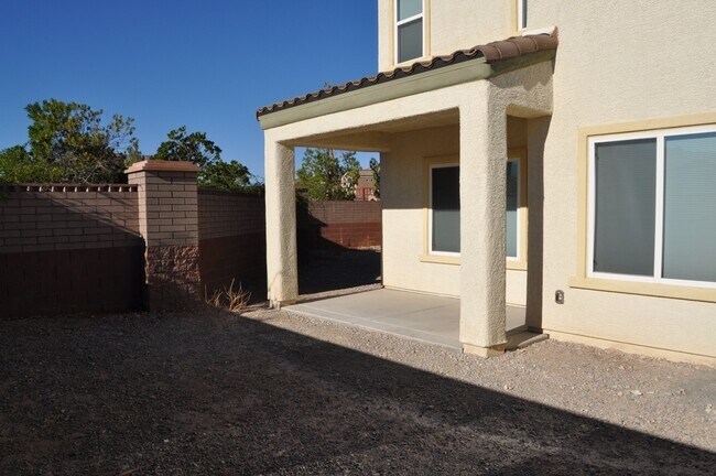 Building Photo - Fabulous 3 bedroom home in gated community!