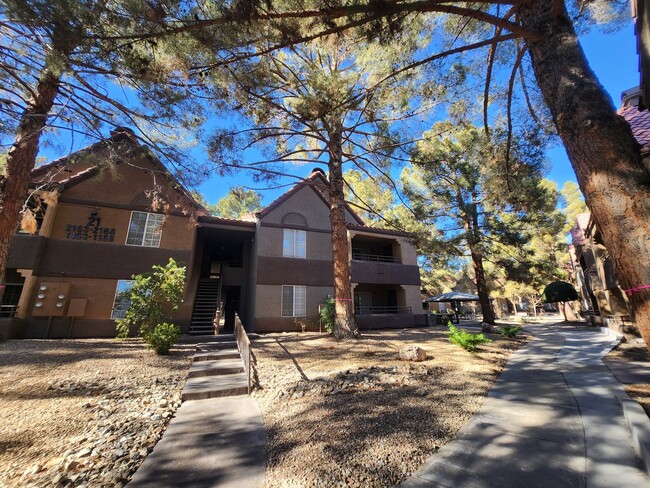 Building Photo - Canyon Lake Beauty!!