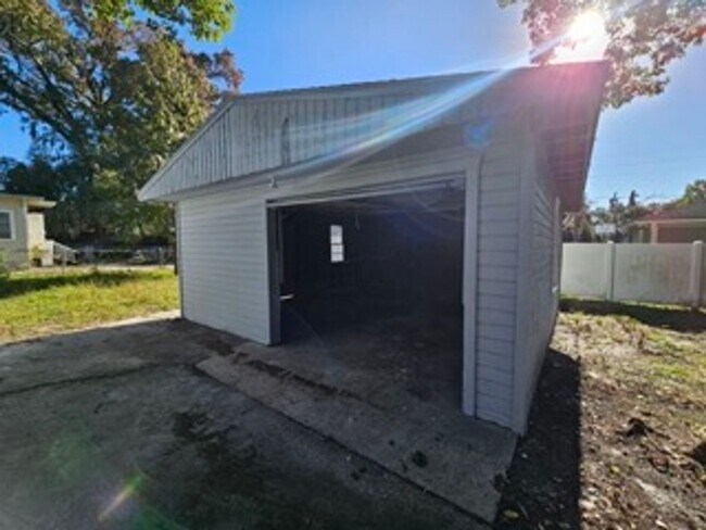 Building Photo - Spacious 3BR/2BA Home with Modern Amenities and Fenced Yard