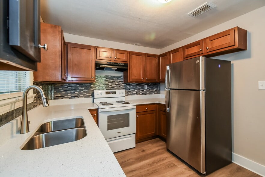 Building Photo - 5405 Sharon Terrace