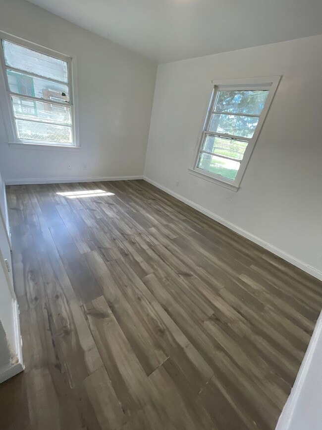 Building Photo - Spacious Sunset Acres Home