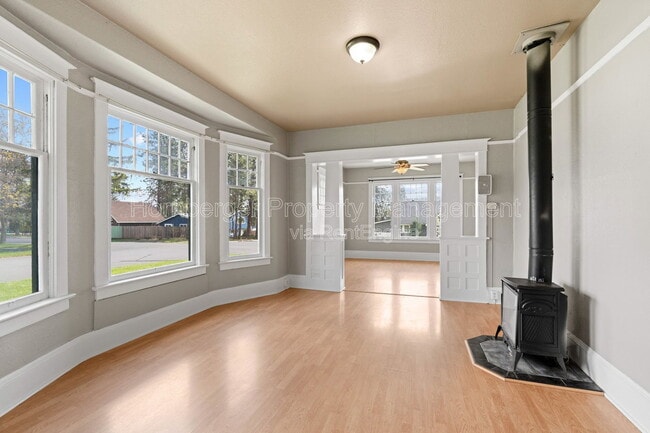 Building Photo - 922 4th St