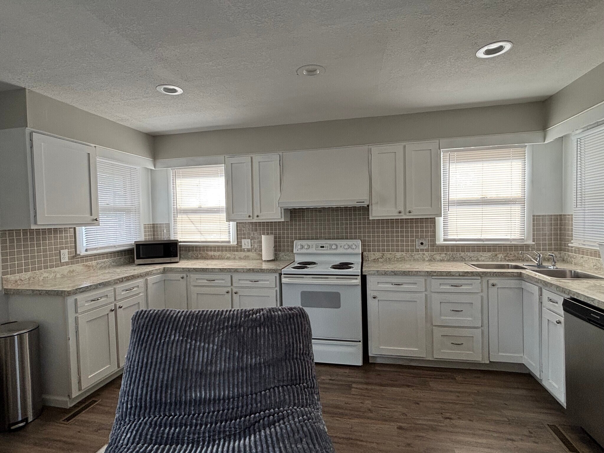 Building Photo - 616 S Paris St