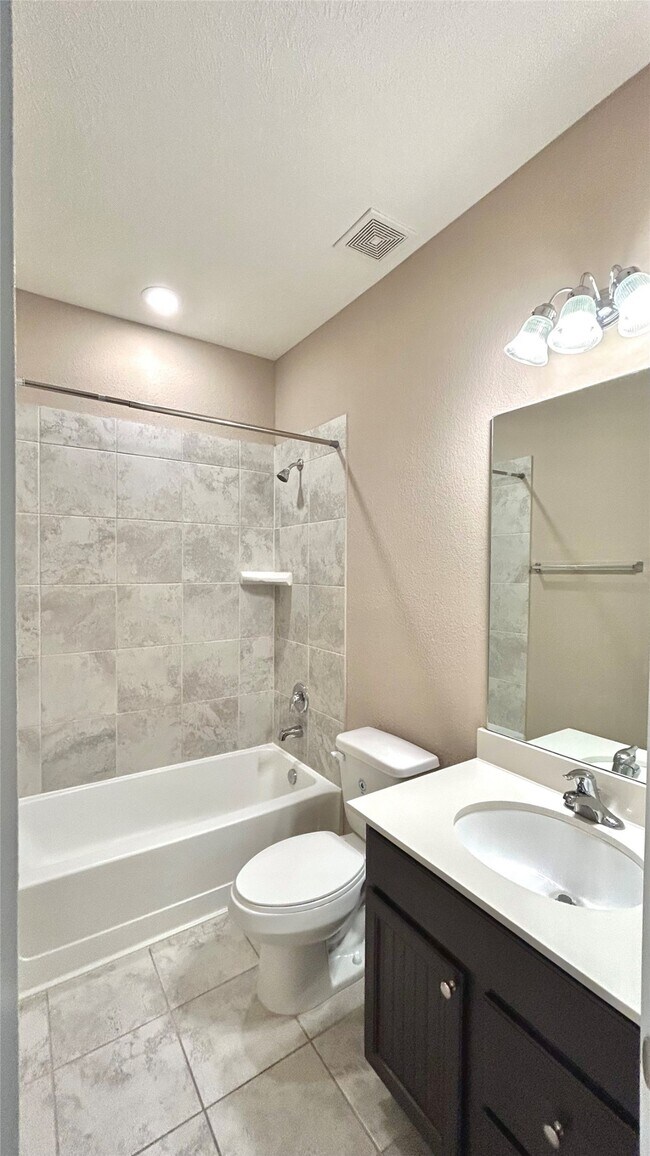 Building Photo - 2627 Hawthorn Park Ct