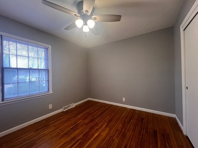 Building Photo - 3 bedroom 1.5 bath home located in the heart of Davenport! FOR RENT!