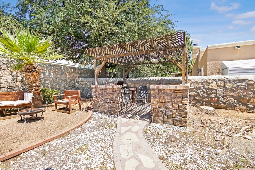 Building Photo - 6529 Jim de Groat Dr