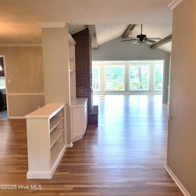 Building Photo - 62 Pine Ridge Dr