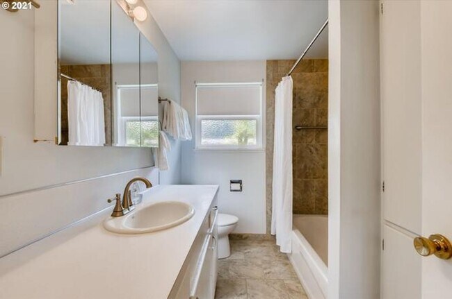 Building Photo - SE 3 Bed | 1 Bath | Expansive Backyard | P...