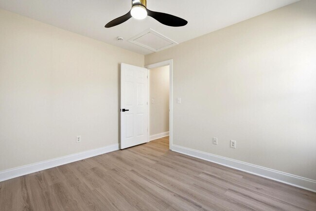 Building Photo - 215 Gardenview Ct NE