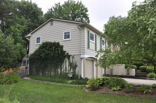 Building Photo - 2065 Yorktown Dr