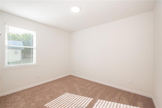 Building Photo - 603 N Echols St