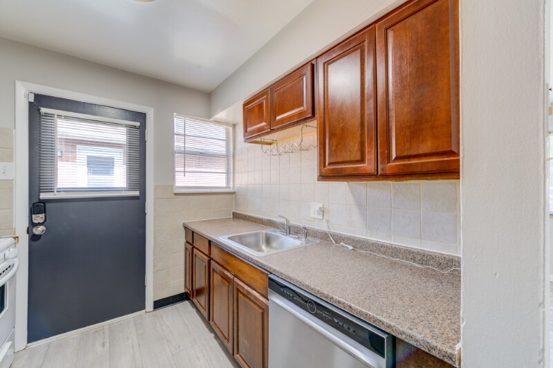 Building Photo - 10766 Tropic Dr