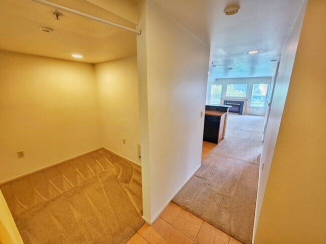 Building Photo - Spacious 1 Bed 1 Bath + Den Condo - Seattle