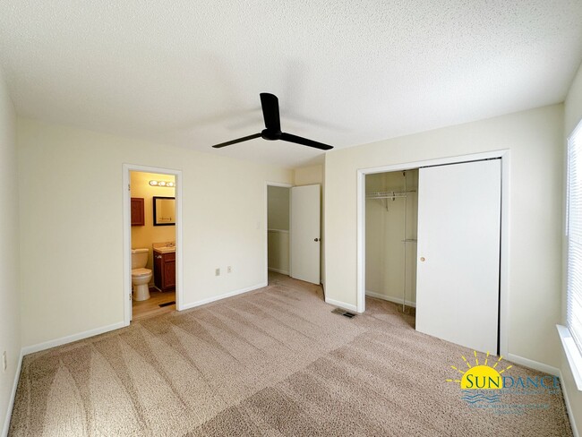 Building Photo - Centrally Located Townhouse with a Communi...