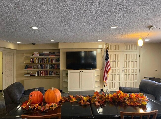 Building Photo - Beautifully Updated Condo In Desirable South East Denver Neighborhood