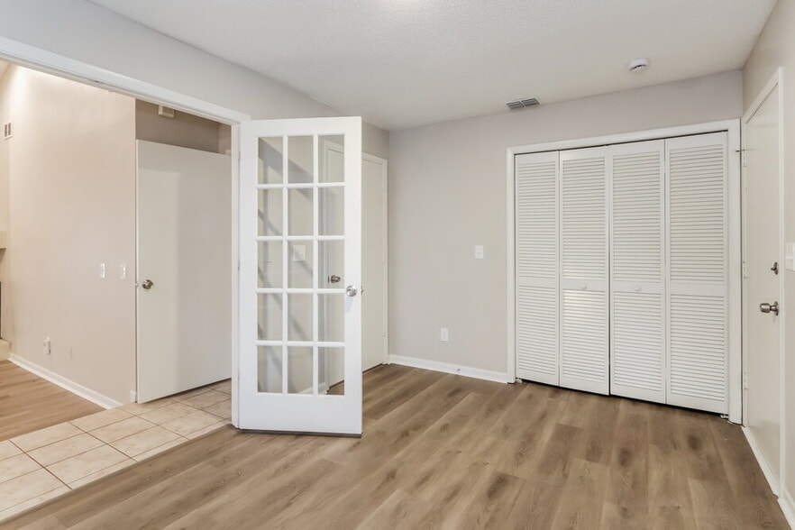 Building Photo - 11504 Robles Del Rio Pl