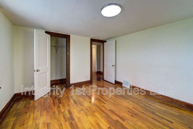 Building Photo - 4226 NE Antioch Rd