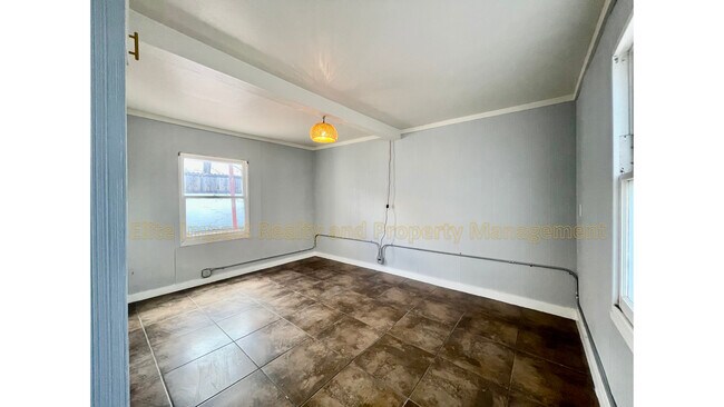 Building Photo - 2548 E 3rd St