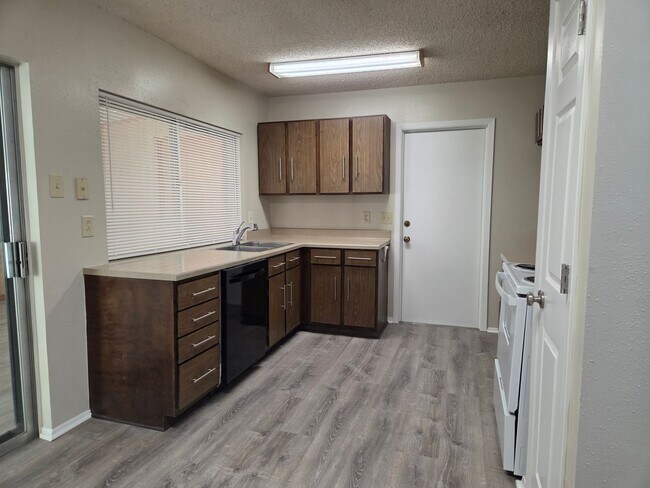 Building Photo - Spacious 4 Bedroom Ranch