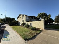 Building Photo - $2600 - 2 Beds/1 Bath Updated Condo in Gilroy