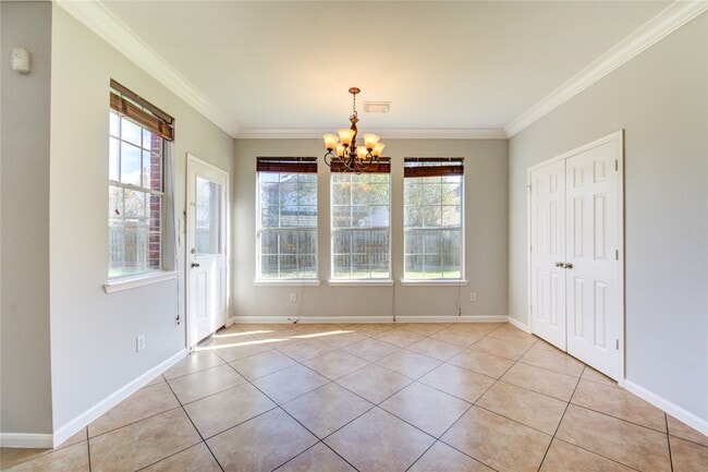 Building Photo - 5527 Gatesprings Ln