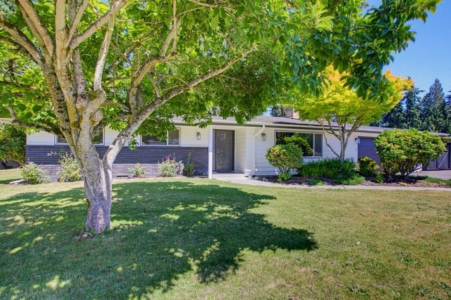 Building Photo - Renton Rambler with Huge Yard & RV/Boat Parking!