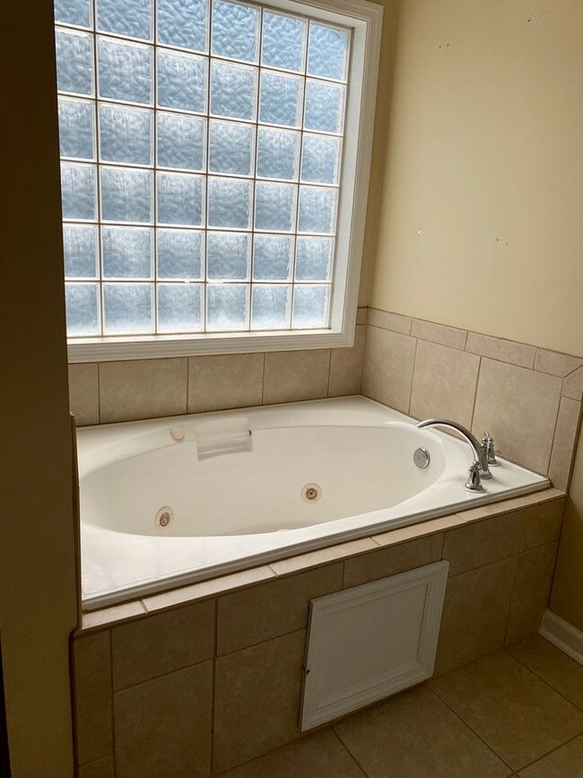 Building Photo - Lovely Tri-level Fayetteville Home