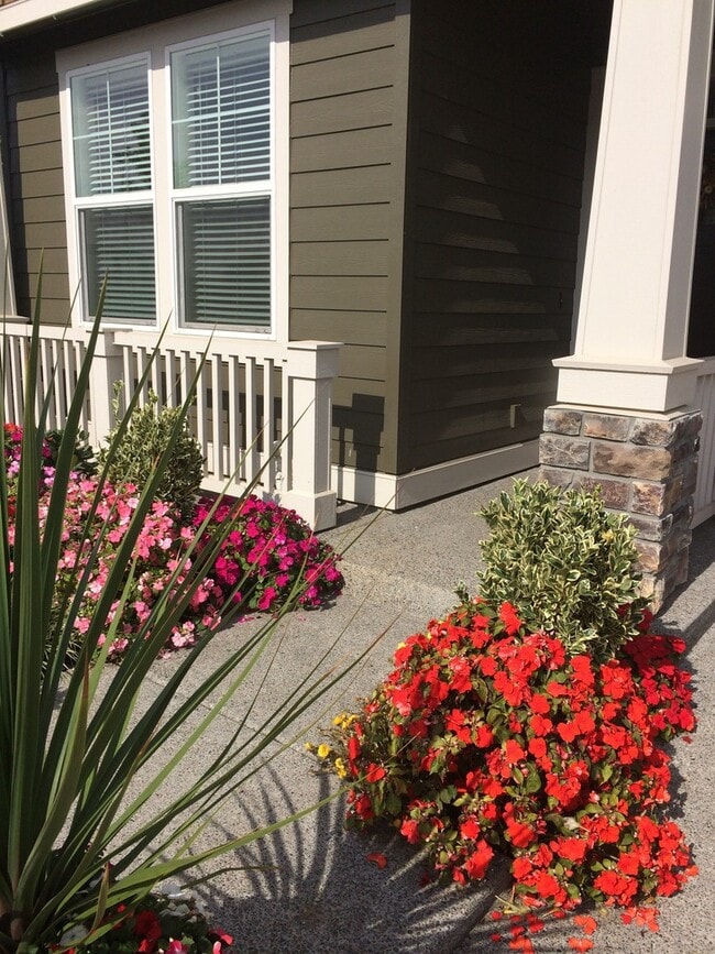 Building Photo - Absolutely Beautiful 5 Bedroom Home!! A Must See!!