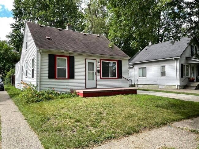 Building Photo - 1504 E Meyers Ave