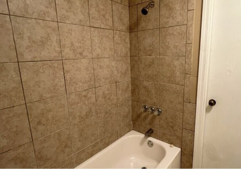 Bath - 1012 Seville Ave