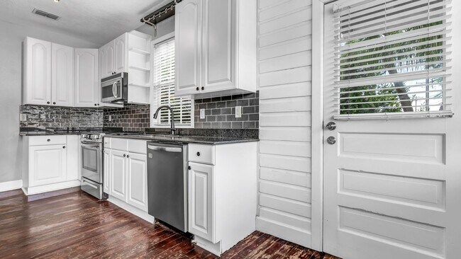 Building Photo - Charming 2BR/2BA with Bonus Room South Tam...