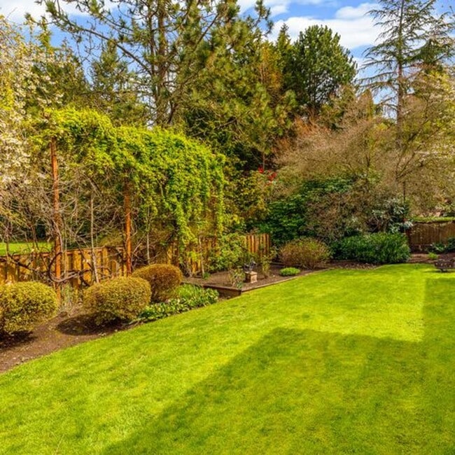 Building Photo - Secluded Lake Sammamish 3 bedroom plus bon...