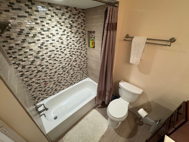 Building Photo - Fantastic 5 Bed 5.5 Bath Single Family Hom...