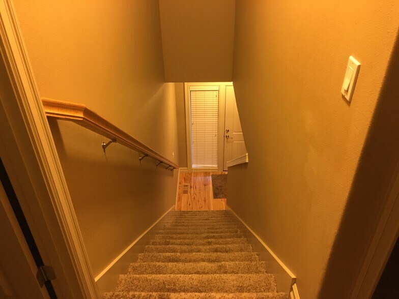 Building Photo - 2060 SW Kendra St