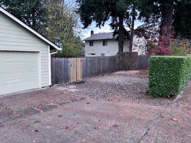 Building Photo - Burnt Bridge Creek 4 bedroom- Single Level