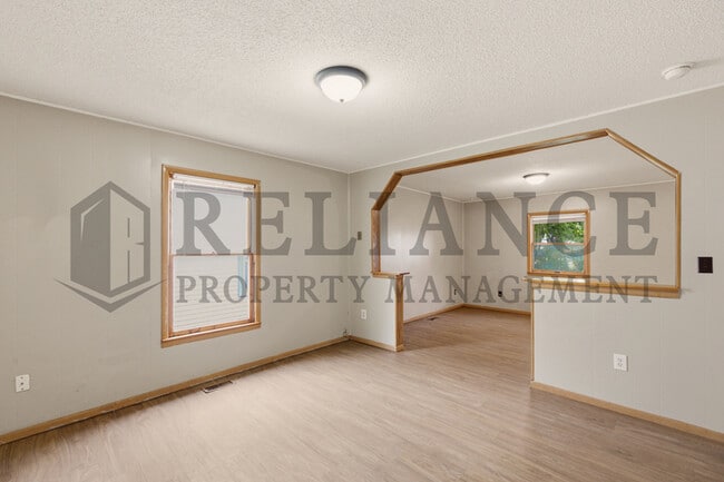 Building Photo - 1028 W Munnell Ave
