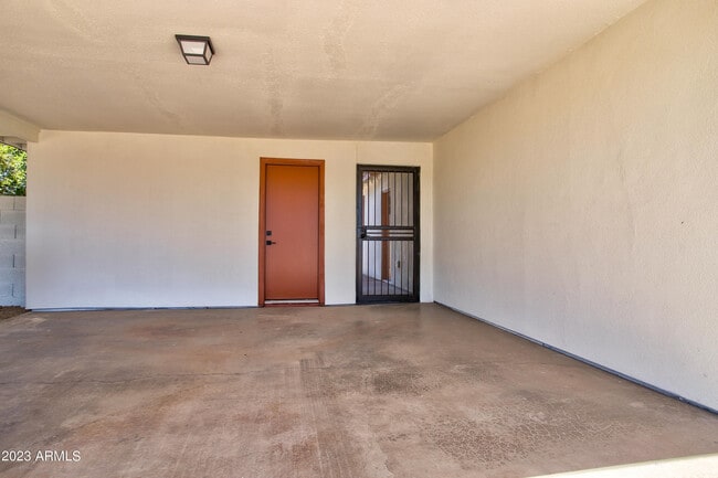 Building Photo - 4806 S La Rosa Dr
